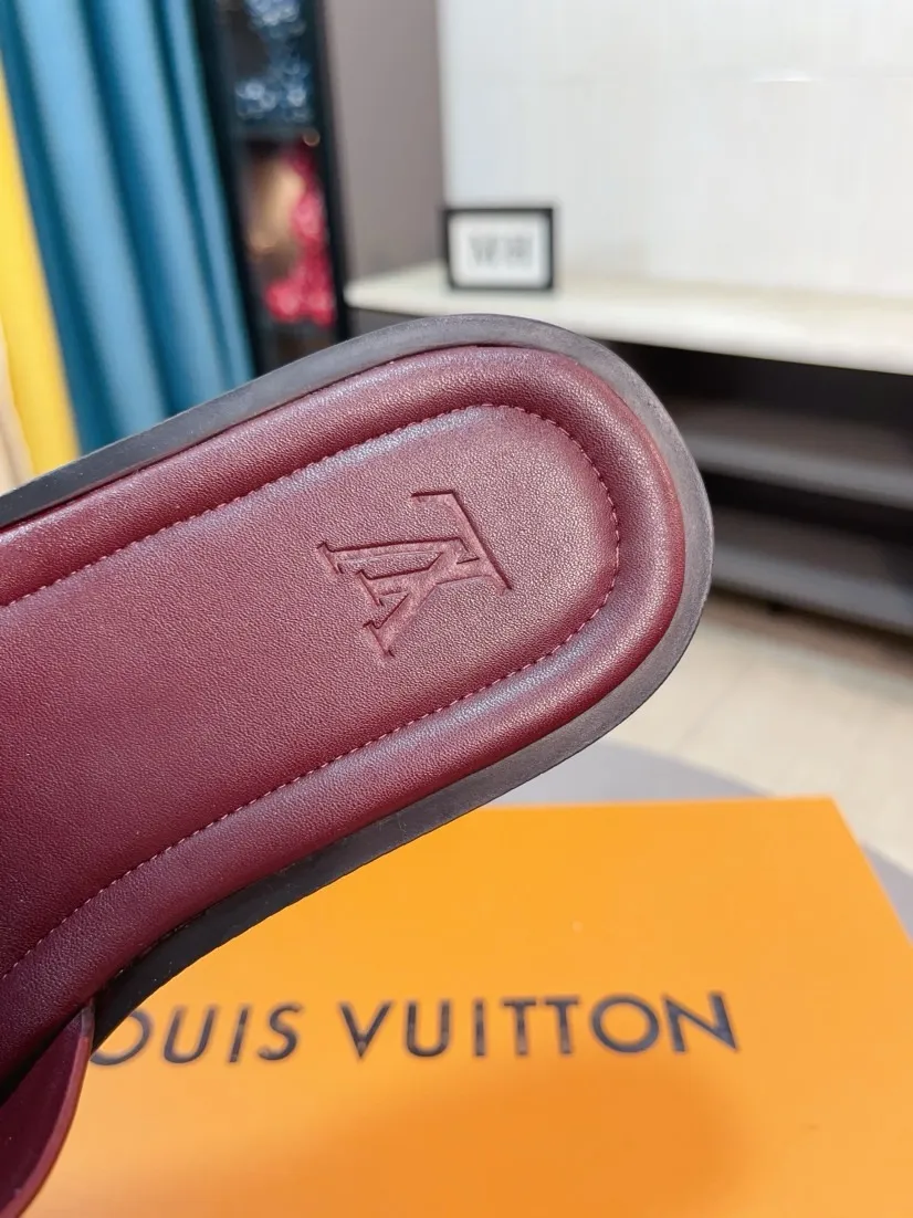 Men's men's shoes 💰360🌸🌸LV medium men's spring and summer slippers counter synchronization. The uppers are imported from Italy with open edge beads and color-changing logo graphics. High-quality craftsmanship. Soles: Original soles specially provided by the original factory. Exclusive molded soles are super comfortable. Original factory single goods. 🔍🔍High quality. You can enter and exit the counter at will. Welcome to compare. Size 38-45